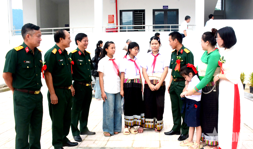 Phía sau những ngôi trường mới nơi biên giới